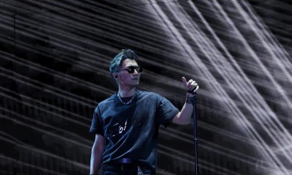 偶遇谢霆锋带俩儿子吃饭