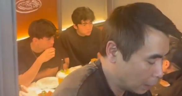 偶遇谢霆锋带俩儿子吃饭 温馨家庭时光