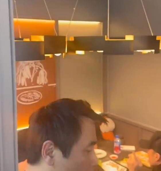 偶遇谢霆锋带俩儿子吃饭 温馨家庭时光