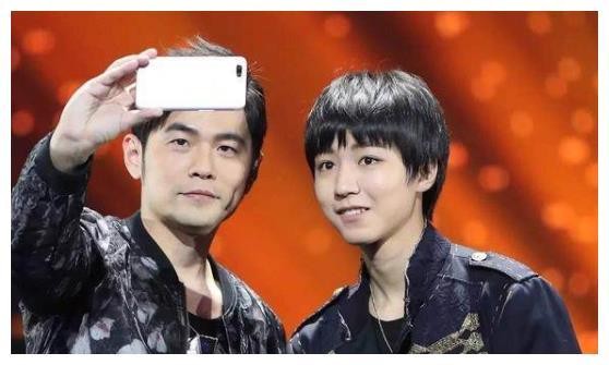 当明星见到自己的偶像，杨幂超害羞，网友：像极自己追星！