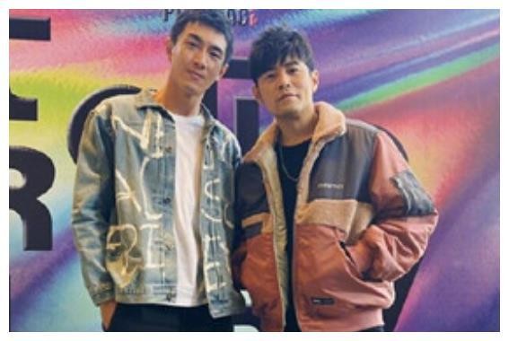 当明星见到自己的偶像，杨幂超害羞，网友：像极自己追星！