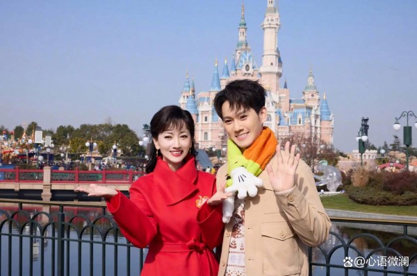 赵雅芝游乐园晒娃，粉丝狂赞！明星亲子互动的正确打开方式
