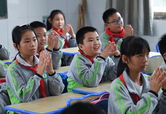 10月27日，东林镇第二小学的学生在心理健康课上参加互动游戏。当日，浙江省湖州市东林镇第二小学开展护航青少年心理健康系列行动，心理咨询师通过课件讲解、一对一心理辅导、趣味小游戏等形式让同学们了解心理健康的重要性，学习心理健康知识。 新华社记者 徐昱/摄