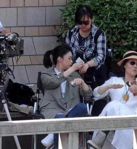 蒋欣片场对助理的一个小动作, 打脸大半个娱乐圈, 最服赵丽颖