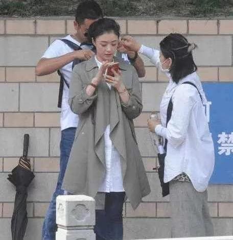 蒋欣片场对助理的一个小动作, 打脸大半个娱乐圈, 最服赵丽颖