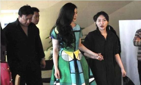 蒋欣片场对助理的一个小动作, 打脸大半个娱乐圈, 最服赵丽颖