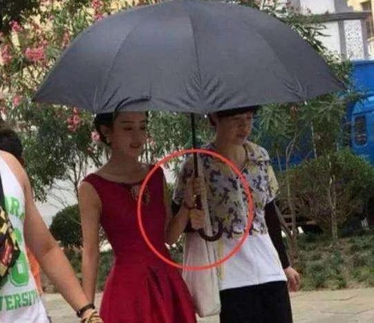 蒋欣片场对助理的一个小动作, 打脸大半个娱乐圈, 最服赵丽颖