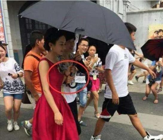 蒋欣片场对助理的一个小动作, 打脸大半个娱乐圈, 最服赵丽颖