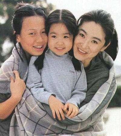 安以轩顾忌继女不谈孕事，而这些女星和继女相处十分融洽有爱