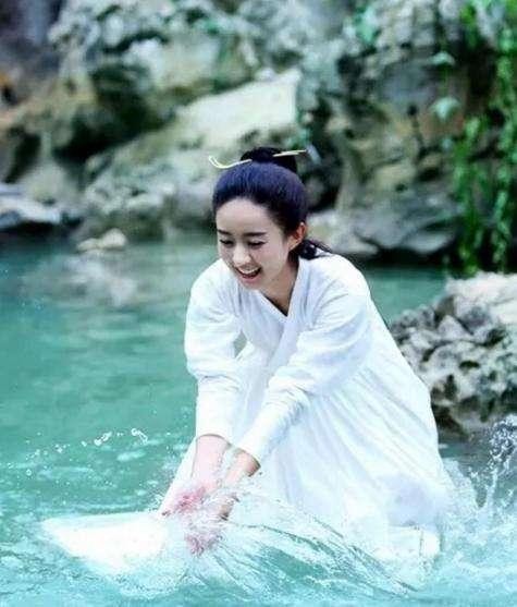 赵丽颖终于捅破与何炅隐藏了五年的关系, 怪不得芒果台捧了她五年