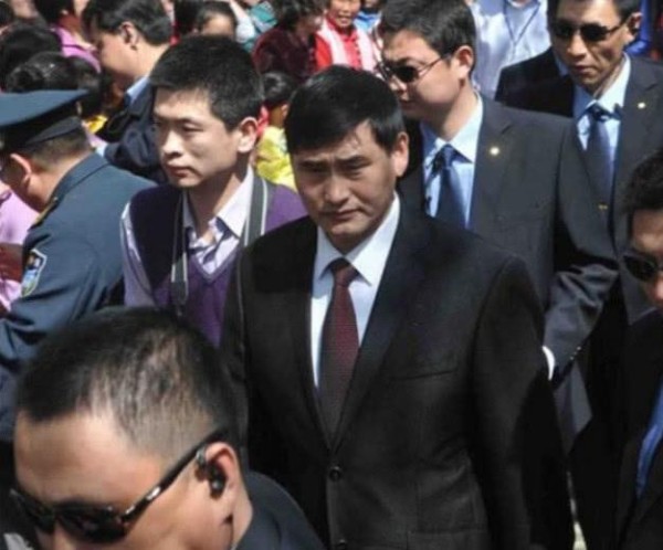 明星出行保镖护身：图三很滑稽，图四像女王，图五让人刮目相看