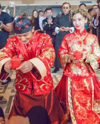 娱乐圈明星夫妇结婚，看看她们的中式礼服谁的更美？