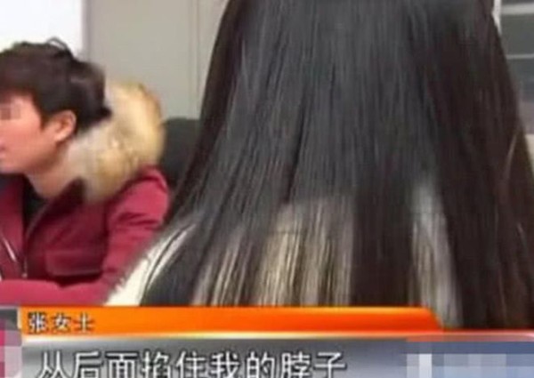 性感女子被男子拽进小树林欲侵犯，男子：裤子都脱了没想到这模样