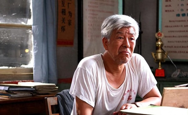 演员张洪杰：银幕硬汉的晚年困境，三个孩子轮流领取他的养老金！