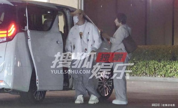 黄渤夫妇带女儿吃烤鸭 一家四口在一起开心幸福