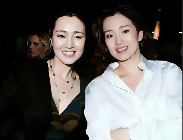 巩俐和替身的合影，俩人几乎一模一样，这谁能分清她俩谁是谁？