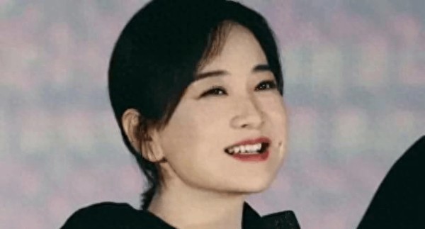 贾玲与替身合影照曝光，两人神韵身形相似度高，网友：分不出本尊