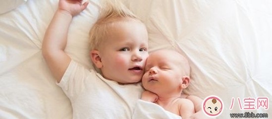 生二胎如何处理两个孩子的关系 生二胎两个孩子怎么教育