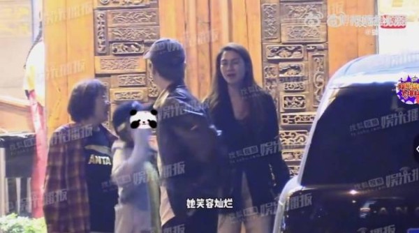 洪欣张丹峰带儿子女儿吃烤肉 家庭和睦幸福满满