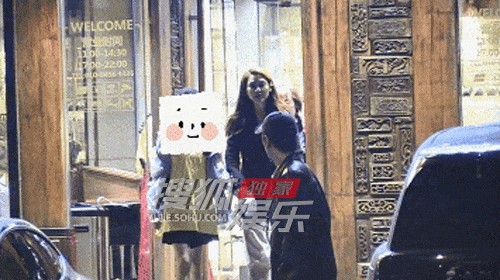 洪欣张丹峰带儿子女儿吃烤肉 家庭和睦幸福满满