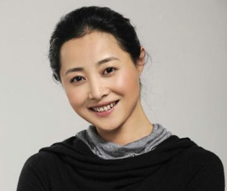 她是吴秀波的恩人, 两婚后携子嫁前夫, 如今50岁成唐艺昕婆婆!