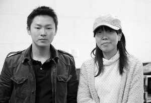 本报记者和梁博合影