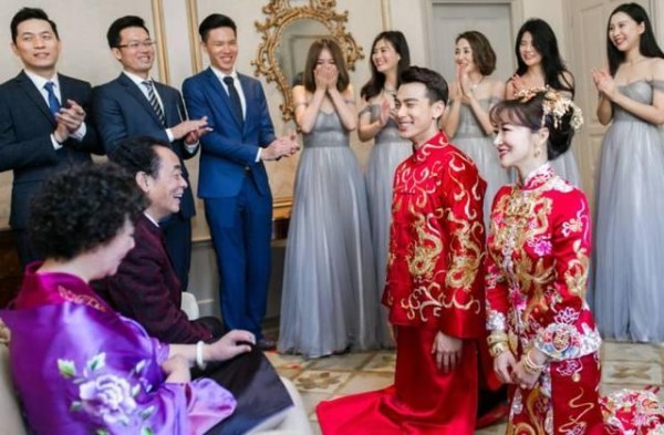 明星夫妻结婚给父母敬茶，刘诗诗婆婆和baby婆婆的表情说明一切