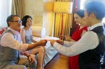 明星夫妻结婚给父母敬茶，刘诗诗婆婆和baby婆婆的表情说明一切