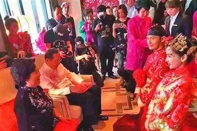 明星夫妻结婚给父母敬茶，刘诗诗婆婆和baby婆婆的表情说明一切