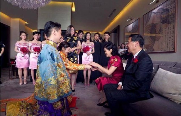 明星夫妻结婚给父母敬茶，刘诗诗婆婆和baby婆婆的表情说明一切