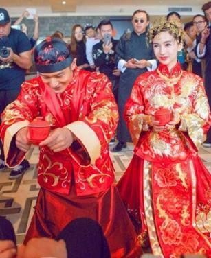 明星夫妻结婚给父母敬茶，刘诗诗婆婆和baby婆婆的表情说明一切