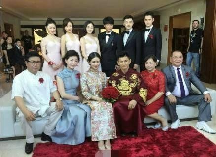 明星夫妻结婚给父母敬茶，刘诗诗婆婆和baby婆婆的表情说明一切