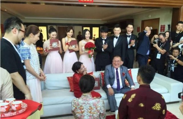 明星夫妻结婚给父母敬茶，刘诗诗婆婆和baby婆婆的表情说明一切