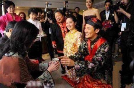 明星夫妻结婚给父母敬茶，刘诗诗婆婆和baby婆婆的表情说明一切