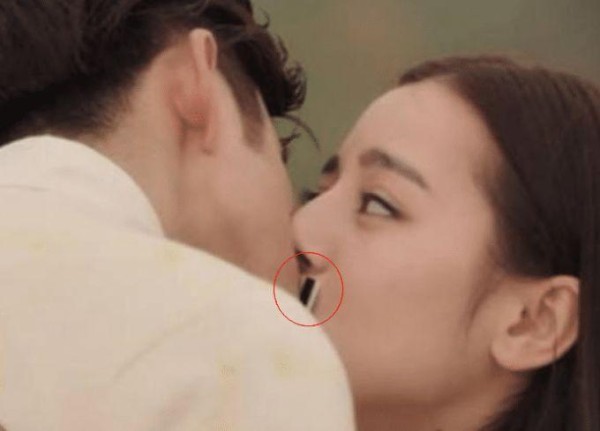 拍戏时，防止男明星起“生理反应”，女星们都这样做