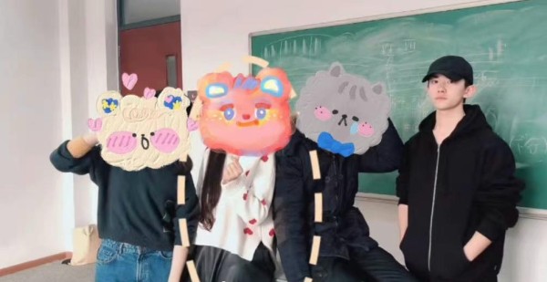 易烊千玺与中戏同学合照，头身比优越，双手插兜没架子