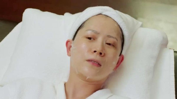 小别离：妈妈刚去世，老爸就娶美女，儿子直接把遗像挂在屋里