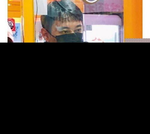 王健林上班坐地铁，王思聪却又在抓娃娃，父子俩画风差太远