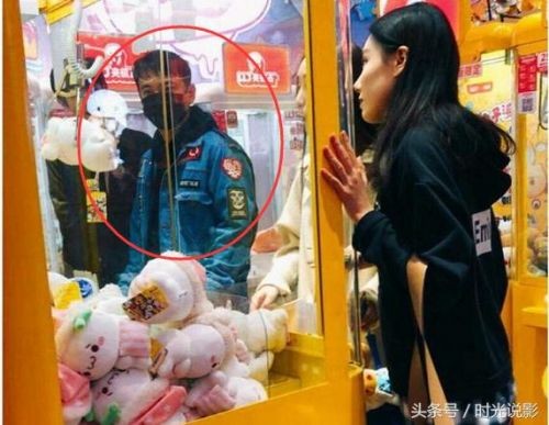 王健林上班坐地铁，王思聪却又在抓娃娃，父子俩画风差太远