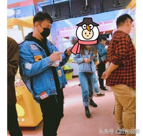 王健林上班坐地铁，王思聪却又在抓娃娃，父子俩画风差太远
