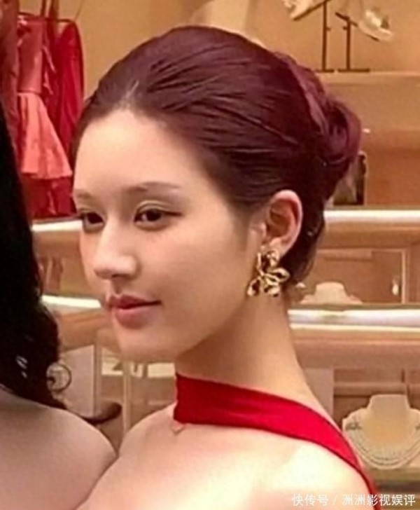 怼脸生图：张婧仪田曦薇王楚然全都纯天然，只有赵露思一眼科技？