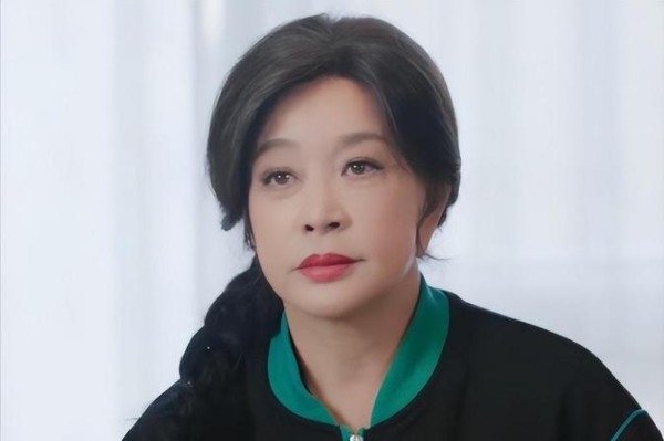 刘晓庆迟到引发大戏！李小冯流泪道歉，背后真相让人心碎
