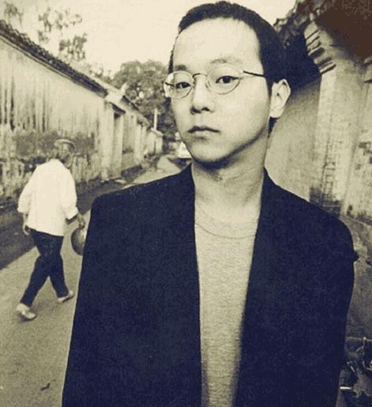 49岁窦唯与朋友聊天近照, 网友: 真人和照片上差别真大