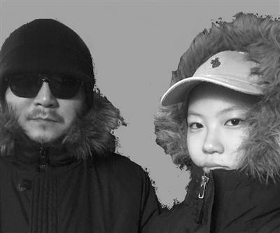 49岁窦唯与朋友聊天近照, 网友: 真人和照片上差别真大