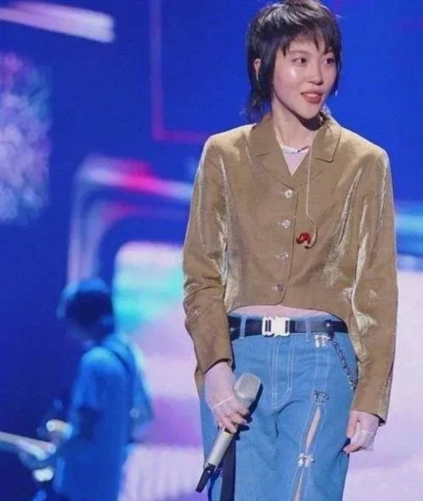 王菲女儿窦靖童逛街，坐奶奶老年车接地气，和奶奶同框五官超像