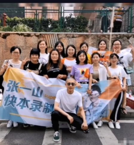明星如何回应粉丝应援？邓伦自拍，李易峰翻栏杆，张一山最接地气