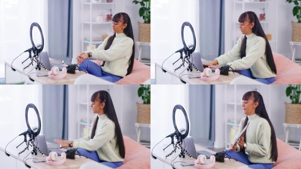 技术影响者为她的社交媒体录制vlog。女性在线明星与她的追随者谈论产品。使用环形灯和设备为互联网拍摄