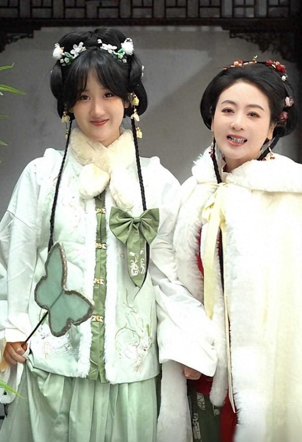 小李琳的大女儿首出镜，对继父称呼显随意，经超偏爱自己的小女儿