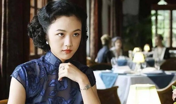 汤唯“不认识金秀贤”上热搜：娱乐圈的社交真相远比你想象的更复杂