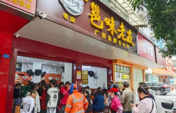 刘畊宏团队被指阻碍用餐，店家回应：临时得知有明星来，已正常营业 网友排队受扰引发热议
